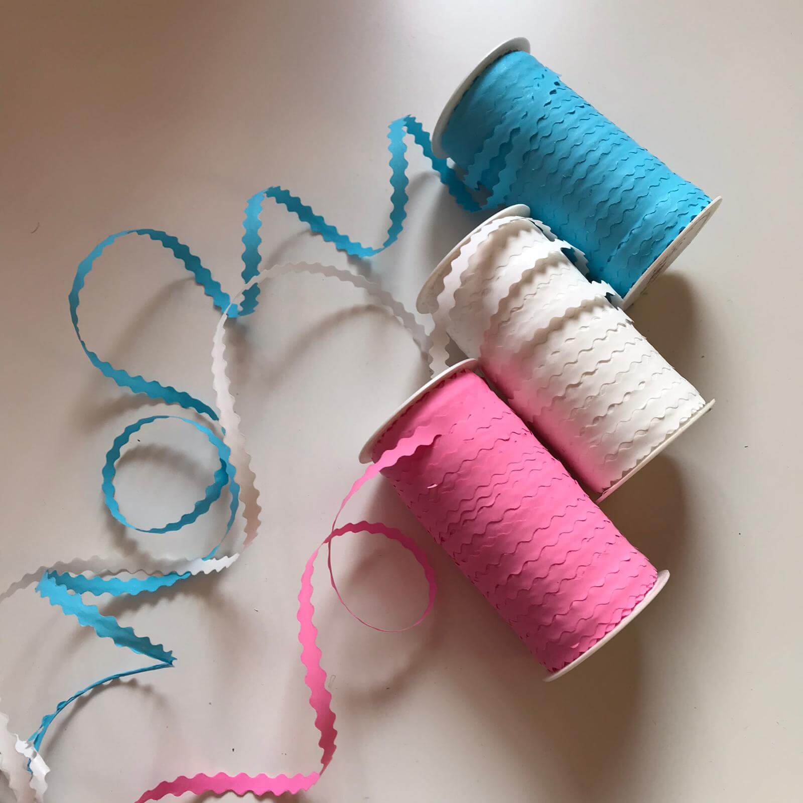 Lint met kartelrandje roze, blauw en wit