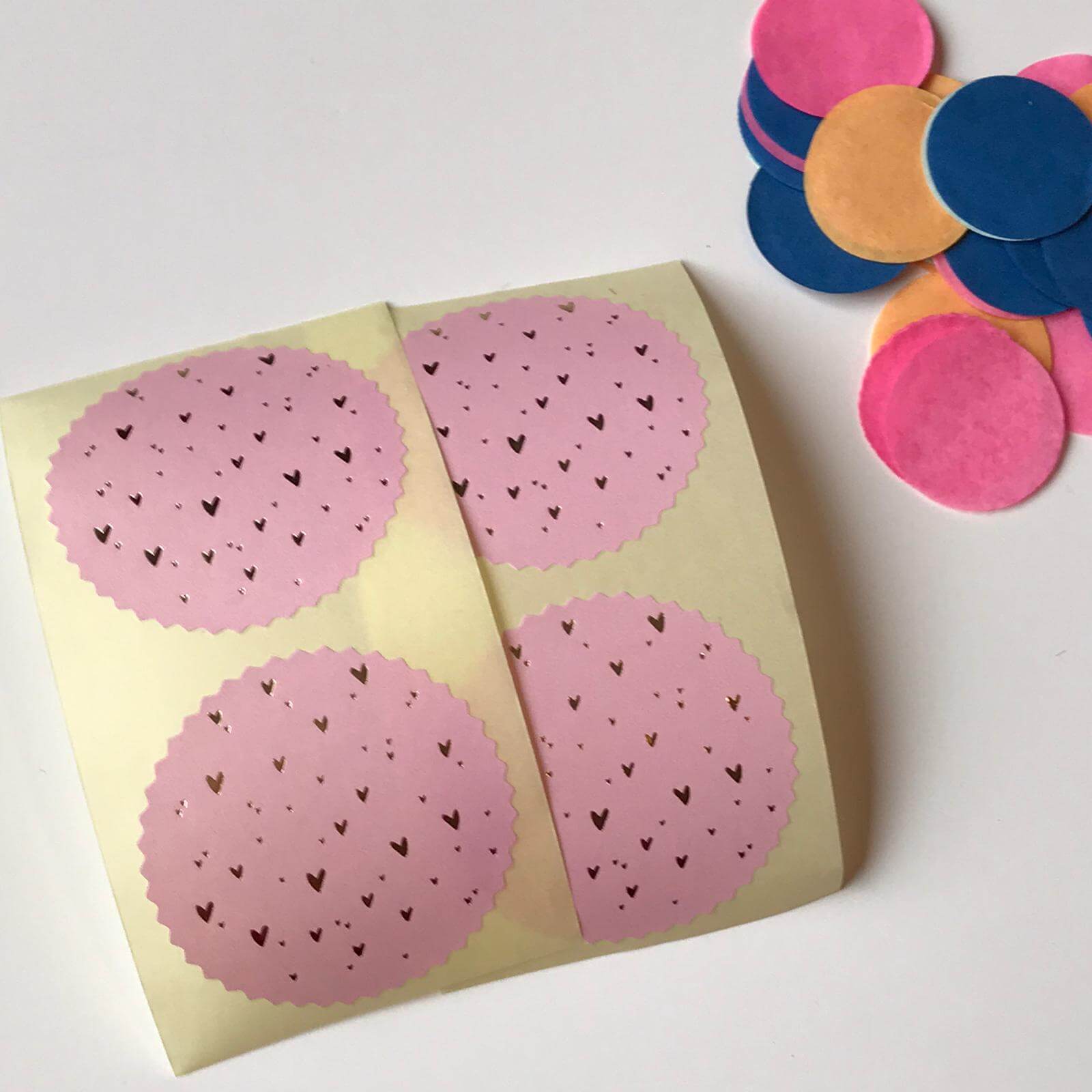 Sluitstickers roze met gouden hartjes Vrolijk inpakken