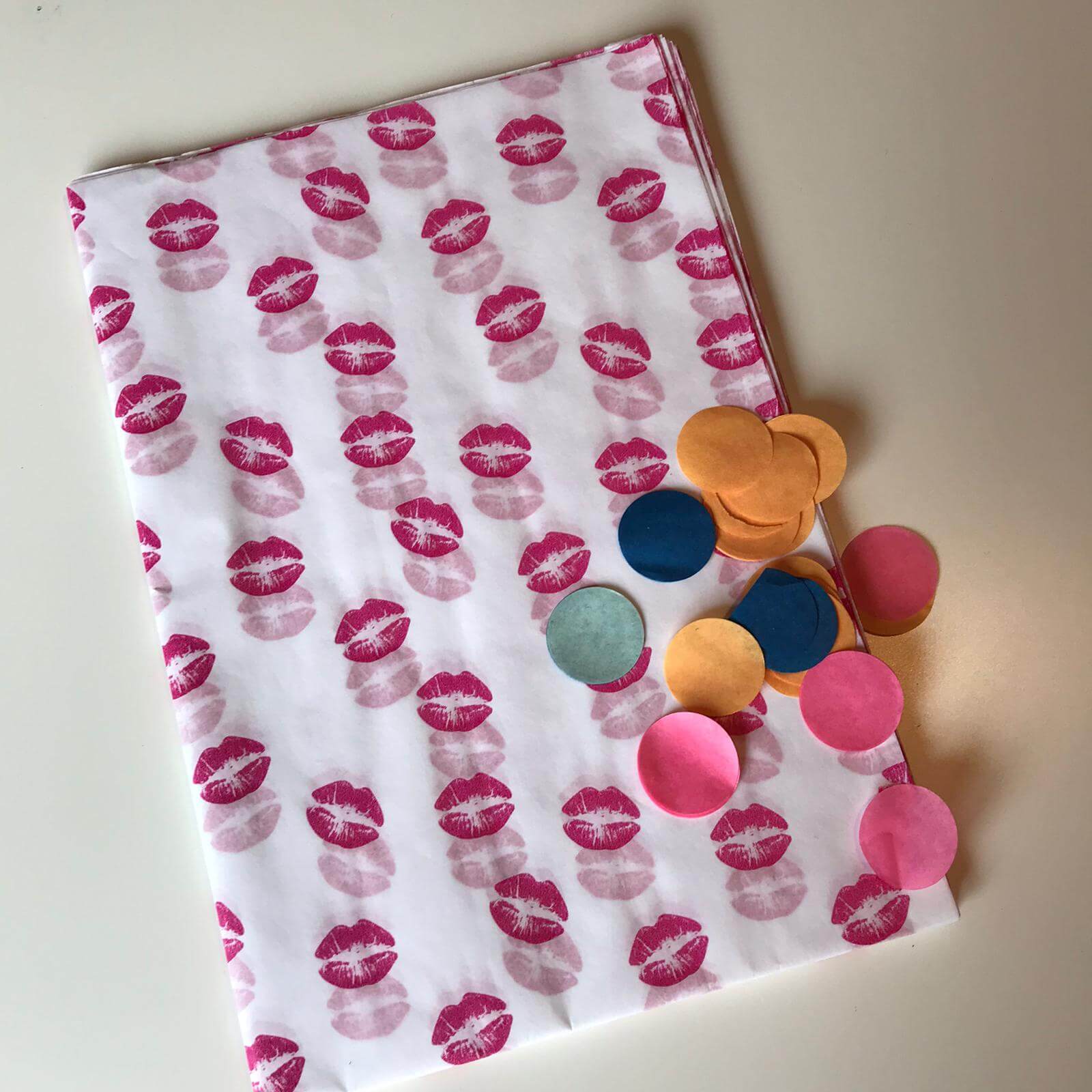 Vloeipapier kusjes roze vrolijk inpakken